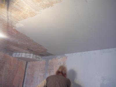 Очищення стін під шпалери від білення